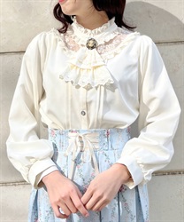 Blouse with cameo x javo brooch