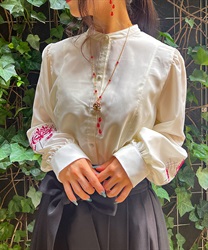 Cluster amaryllis embroidery high -neck shirt(White-F)