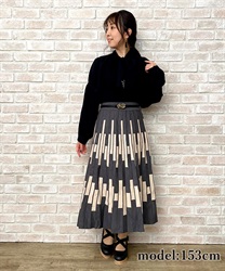 Geometric pattern pleated knit skirt