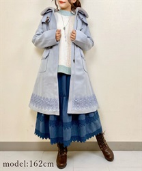 Lace -using duffel coat